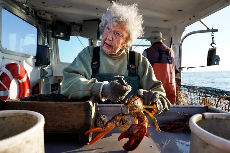 Usia 104 Tahun, Wanita Ini Masih Kuat Tangkap Lobster!