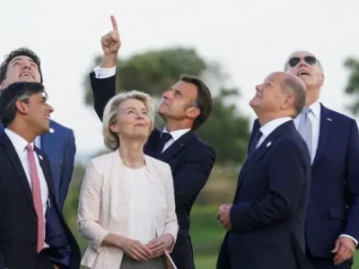 Presiden AS Joe Biden (pakai kacamata hitam) jadi sorotan selama KTT G7 di Italia (13-15/6) lantaran gerak-geriknya yang dianggap aneh. (Foto: Reuters)