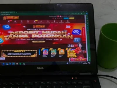 Judi online dapat mengancam keutuhan keluarga. Namun, situs judi online masih bertebaran secara ilegal dan mudah ditemukan di internet, Minggu (23/6). (Foto: Nyata/Alva Reza)