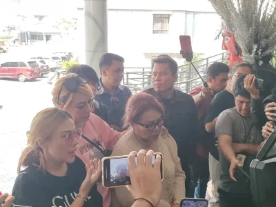 TERSERET NARKOBA: Keluarga Virgoun saat mengunjungi Mapolres Jakarta Barat. (Foto: Irfan/Nyata)