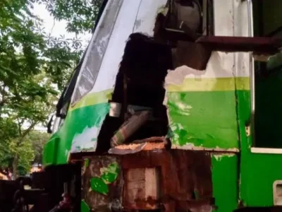 Bodi kereta komuter tampak bolong usai tertemper truk jagung di Kecamatan Buduran, Kabupaten Sidoarjo, Senin (10/6). (Foto: KAI)