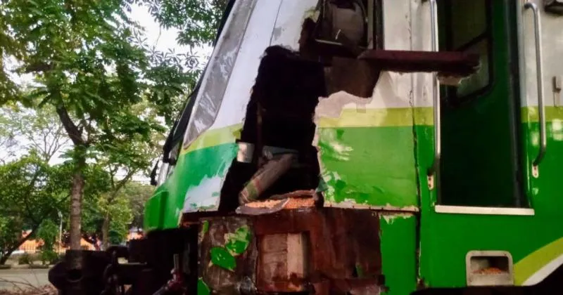 Tertemper Truk Jagung, Bodi Kereta Komuter Jadi Bolong