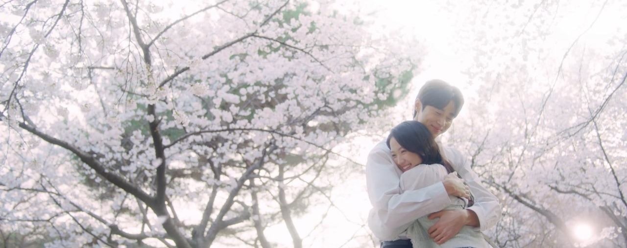 BERAKHIR MANIS: Im Sol dan Ryu Sun Jae bergandengan tangan di bawah pohon sakura yang bermekaran. (Foto: Soompi)
