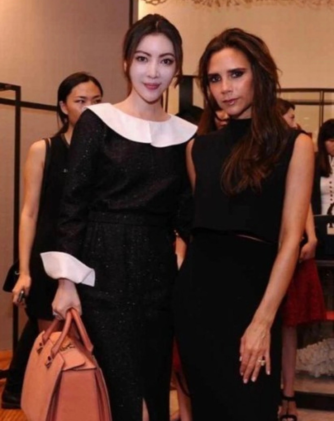 Influencer Lulu, yang bergerak di kalangan terkenal, berfoto bersama Victoria Beckham. Foto: ifeng.com