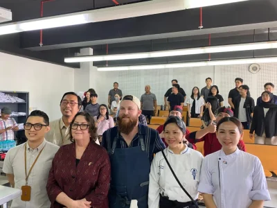 Kegiatan demo masak bareng MasterChef Australia 2023 Brent Draper di Action Laboratory Universitas Ciputra Surabaya. (Foto: Padnya/Nyata)