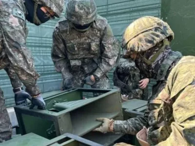 Militer Korsel memeriksa alat pengeras suara sebelum memasangnya untuk kampanye di perbatasan. (Foto: The Korea Times)