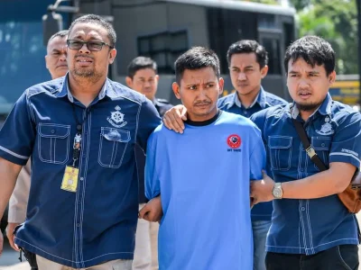 Petugas Kepolisian menggiring tersangka Pegi Setiawan atas kasus pembunuhan Vina di Cirebon. (Foto : ANTARA FOTO/RAISAN AL FARISI) 
