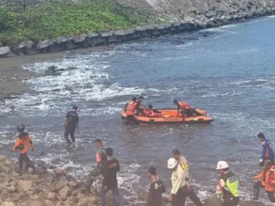 Pelajar terseret ombak di Cilacap berhasil ditemukan dalam keadaan meninggal dunia. (Foto: Instagram/basarnas_cilacap)