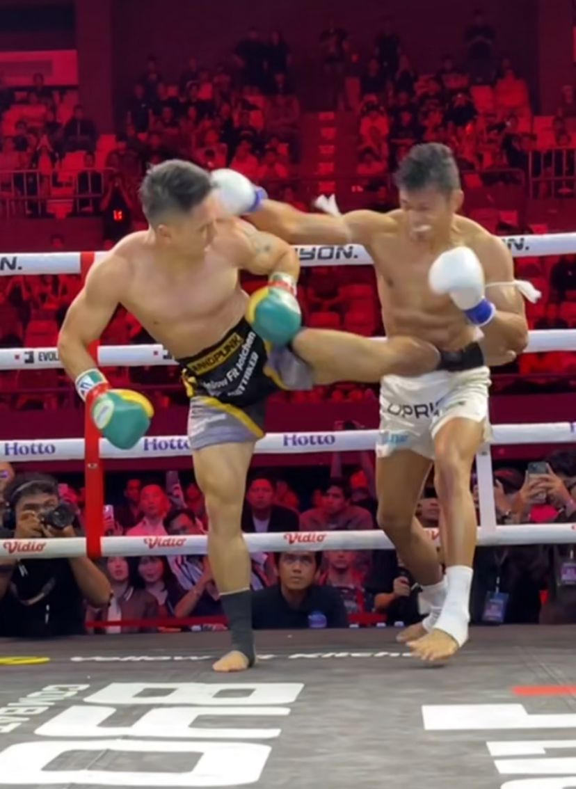 Randy Pangalila saat melancarkan spinning kick ke bagian perut Kkajhe. (Foto: Instagram/randpunk) 