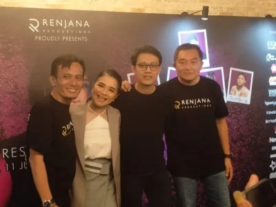 Ruth Sahanaya (dua dari kiri) siap menggelar konser tunggal. (Foto: Bayu/Nyata)