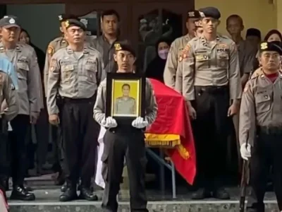 Proses pemakaman polisi yang dibakar istri sendiri di Mojokerto. Foto: Dok. Instagram @wargajombang