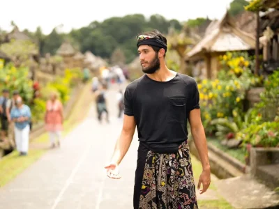 Hijrahnya Sabda Ahessa bukan karena putus cinta dengan Wulan Guritno, melainkan karena hasil tes kesehatan yang kurang baik (Foto: instagram/sabdaahessa)