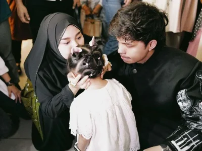 Aurel Hermansyah dan Atta saat pamit ke Ameena dan Azzura sebelum berangkat haji (Foto: Instagram/attahalilintar)