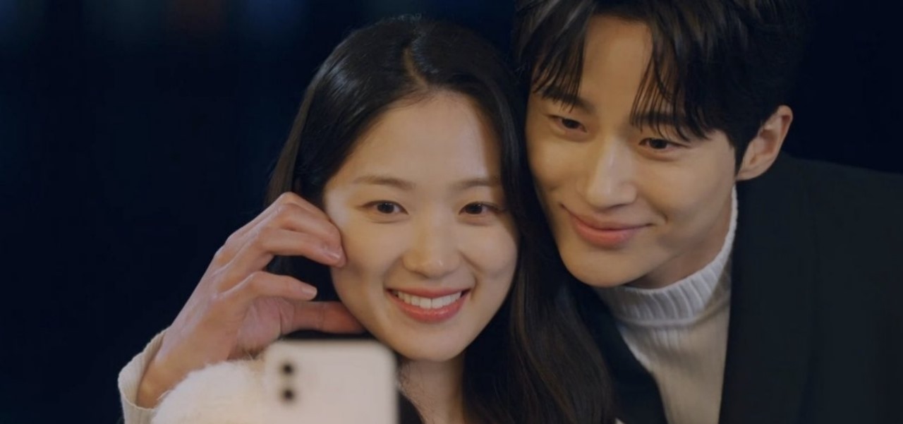 Tatapan mata penuh kasih dan sapaan hangat dari Sun Jae mampu meruntuhkan semua tembok yang selama ini dibangun Im Sol untuk melindungi dirinya. (Foto: Soompi)