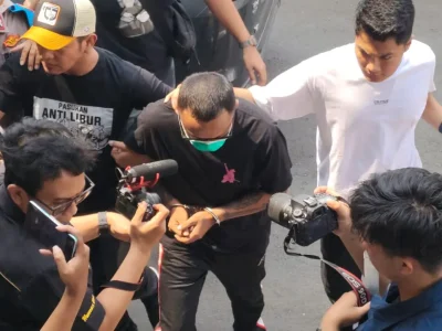 PENYALAHGUNAAN NARKOBA: Tersangka B, teman Virgoun yang juga kru band Last Child, tiba di Polres Metro Jakarta Barat, Senin (24/06). (Foto: Irfan/Nyata)