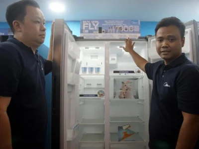 JANGAN SALAH BELI: Hafizh Maulana, Head of Marketing Midea Electronics Indonesia (kanan) menjelaskan tips memilih alat elektronik sesuai kebutuhan. (Foto: Naomi/Nyata)