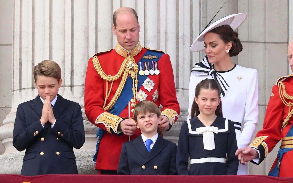 Momen Pangeran Wales menjewer telinga Pangeran Louis bersama Putri Wales Kate Middletom yang menandai penampilan pertamanya di publik sejak dilaporkan mengidap kanker. (Foto: Telegraph/Karwai Tang)