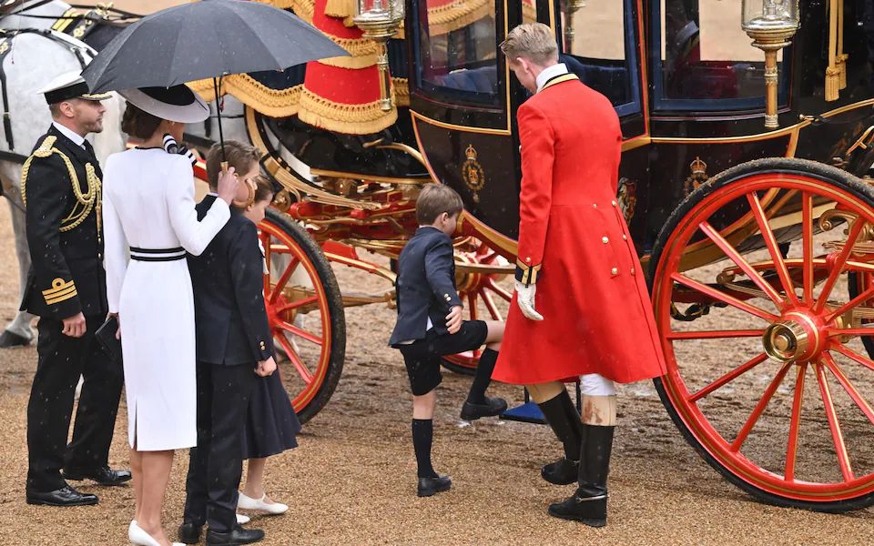 Pangeran Louis yang berusia enam tahun sedang menaiki tangga kereta kuda di Trooping The Color. (Foto: Telegraph/James Veysey)