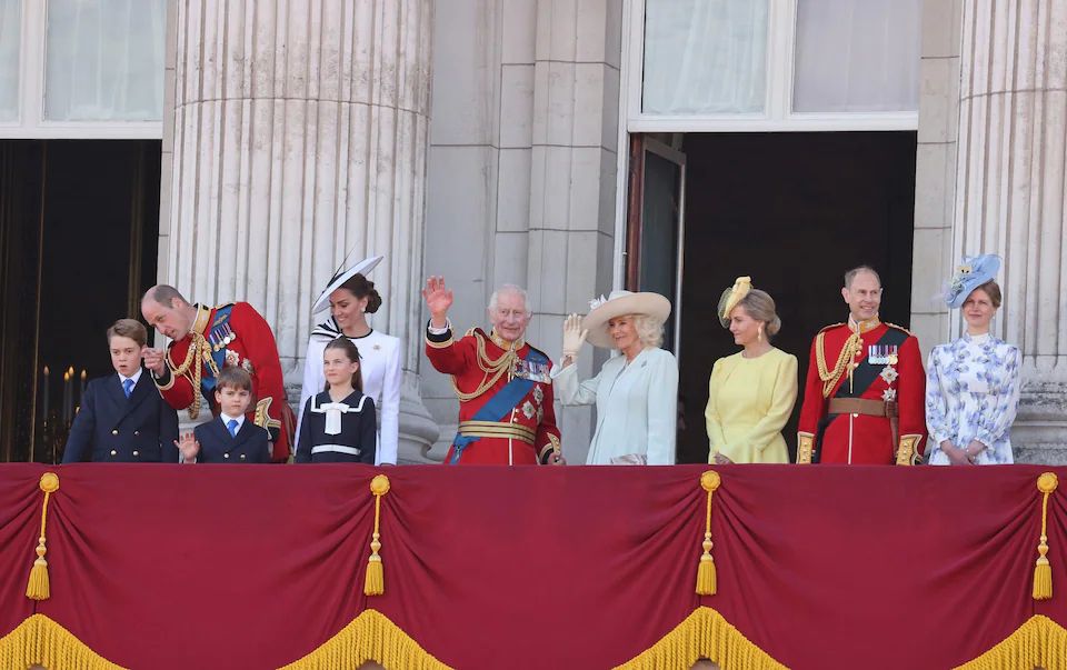 Raja dan Ratu Inggris bersama Kate dan keluarga kerajaan saat sedang menyaksikan pertunjukan militer di halaman balkon Istana Buckingham. (Foto: Telegraph/Neil Mockford)