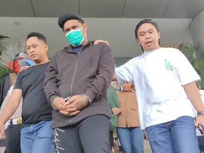 TERSERET KASUS NARKOBA: Virgoun Jalani Pemeriksaan Kesehatan. (Foto: Irfan/Nyata)