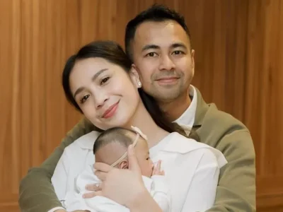 Raffi Ahmad dan Nagita Slavina akhirnya ungkap wajah Lily. Foto: Dok. Instagram @raffinagita1717