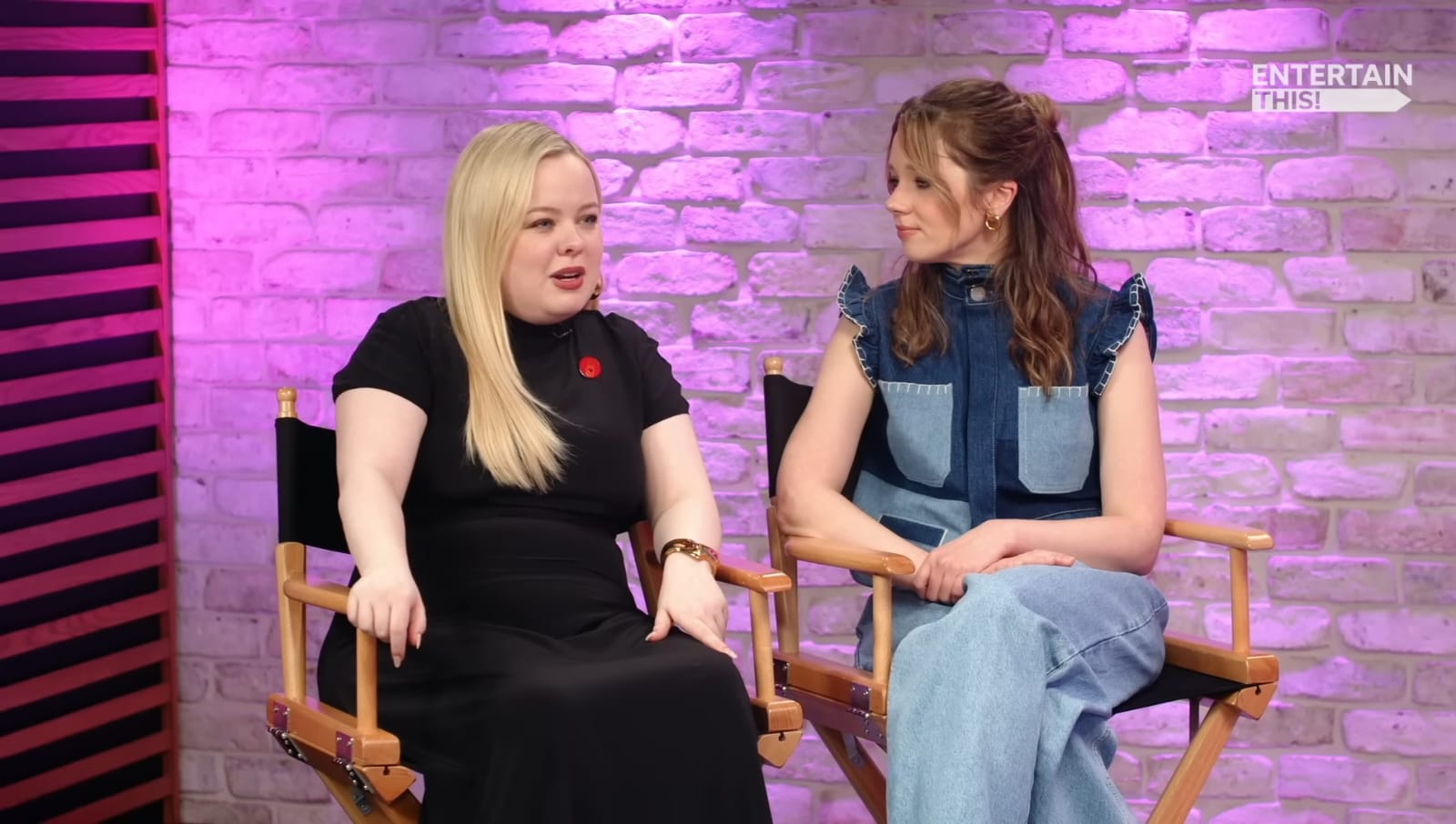 Nicola Coughlan saat pakai pin ceasefire di acara USA Today. Foto: Dok. YouTube USA Today Entertainment