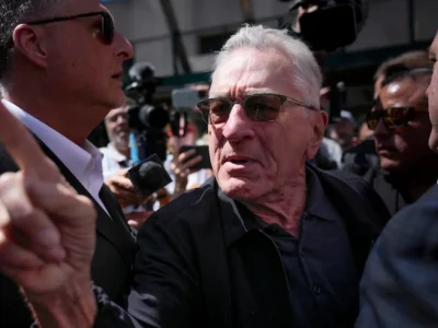Robert De Niro saat ribut dengan pendukung Donald Trum di luar pengadilan. Foto : Istimewa