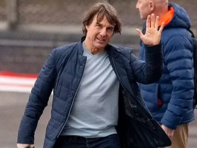Kejadian lucu Tom Cruise hampir salah masuk ke mobil PM Inggris. Foto: Dok. Dailymail UK from GolfPhotos