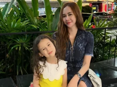Aura Kasih pamer potret anaknya yang santai main dengan ular. Foto: Dok. Instagram @aurakasih