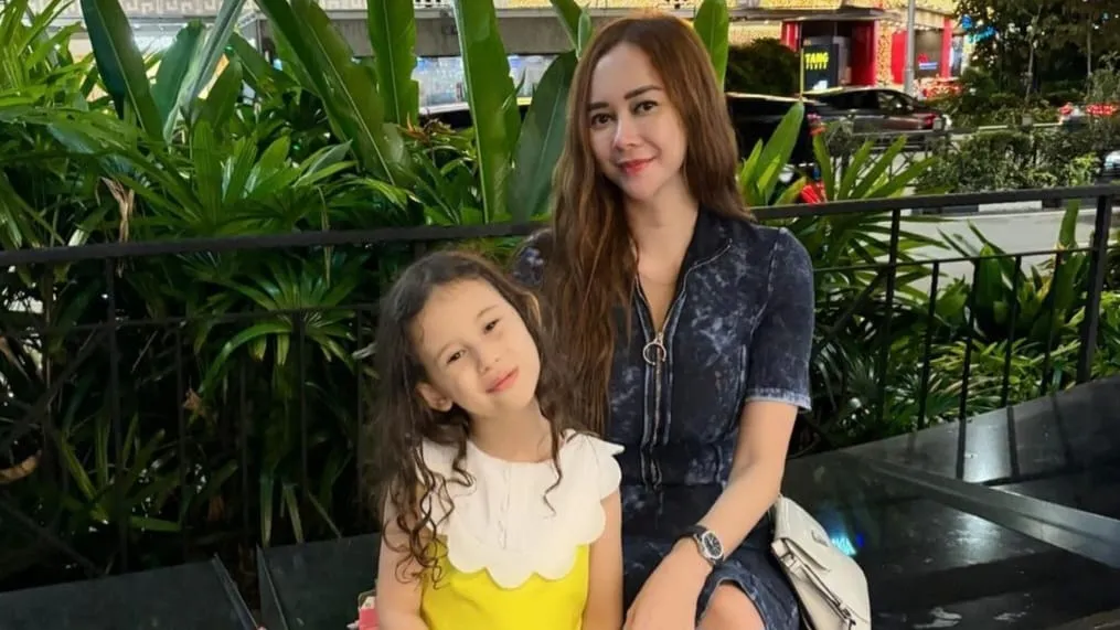Ngeri! Aura Kasih Pamer Anak Sedang Main Ular