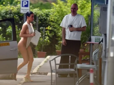 Bianca Censori kedapatan memakai busana tipis yang menyerupai pakaian renang. Foto : Focus Tuscany / BACKGRID