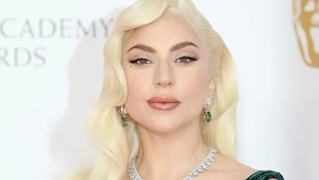 Diduga Hamil, Lady Gaga Beri Penjelasan Foto Perut Buncitnya