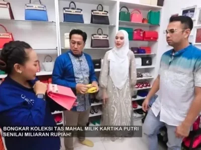 Kartika Putri menuai hujatan netizen setelah memamerkan koleksi tas mewahnya yang ditaksir mencapai miliaran rupiah. (Foto: YouTube/Trans7)
