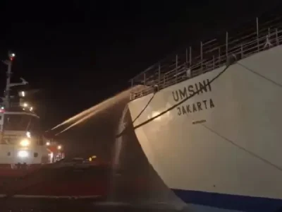 KM Umsini Terbakar Jelang Keberangkatan (Sumber Foto : Foto/Syahrul A/MPI)