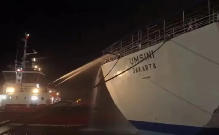 KM Umsini Terbakar di Makassar, Penumpang Panik  