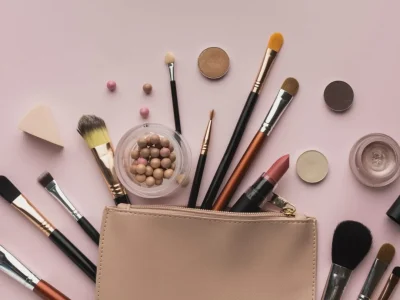 Daftar produk makeup ini wajib dimiliki oleh pemula. Foto: Dok. Freepik