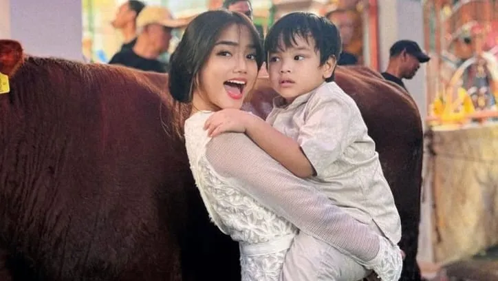 Keluarga Fuji Dapat Sumbangan Hewan Kurban Dari Fans