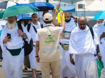Jemaah haji pakai payung selama tawaf karena suhu panas Arab Saudi. Foto: Dok. X @SaudiMOH