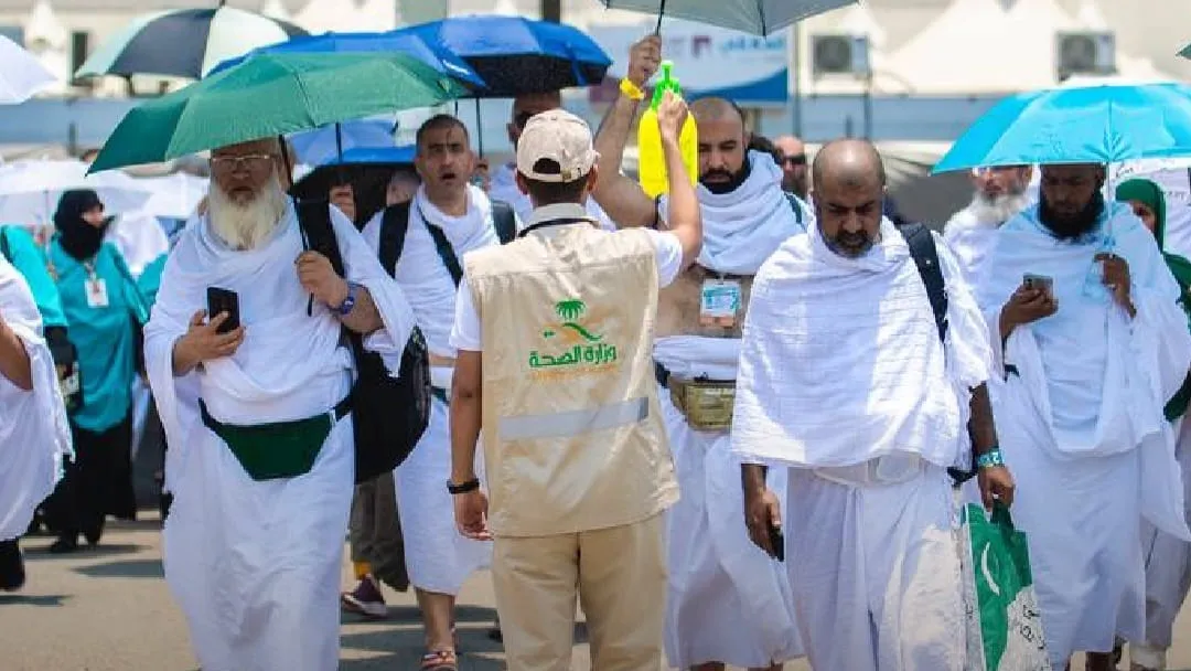 Suhu Arab Terlalu Panas, Jemaah Haji Pakai Payung Saat Tawaf