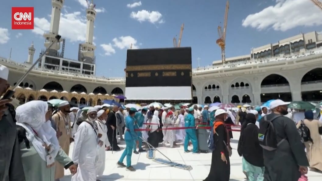 Jemaah haji tawaf dengan payung menutupi kepala karena suhu yang terlalu panas. Foto: Dok. CNN