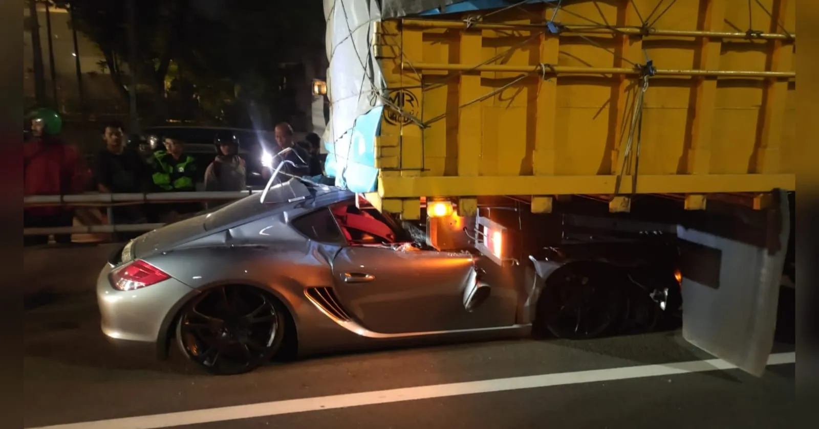 Mobil Mewah Tabrak Truk, Satu Orang Meninggal Dunia