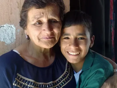 Nico bersama dengan neneknya. Foto: Dok. Clarin