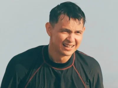 Marcell Darwin berusaha mendalami agama Islam lewat hafalan surat pendek Alquran. (Foto : Instagram/@marcelldarwin)