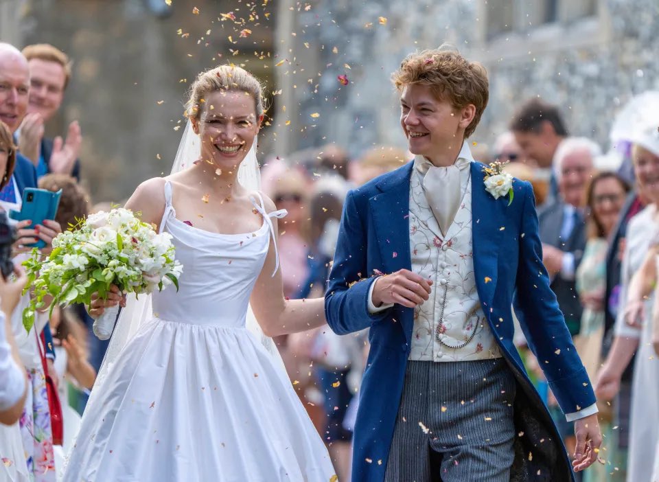 Senyum cerah Thomas Brodie Sangster dan Talulah Riley usai resmi menikah. Foto: Dok. X @SolaceCinema