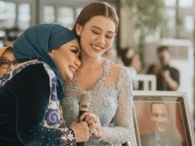 Aaliyah Massaid dalam acara lamaran bersama dengan Reza Atramevia dan foto Adjie Massaid. Foto: Dok. Instagram morden.co