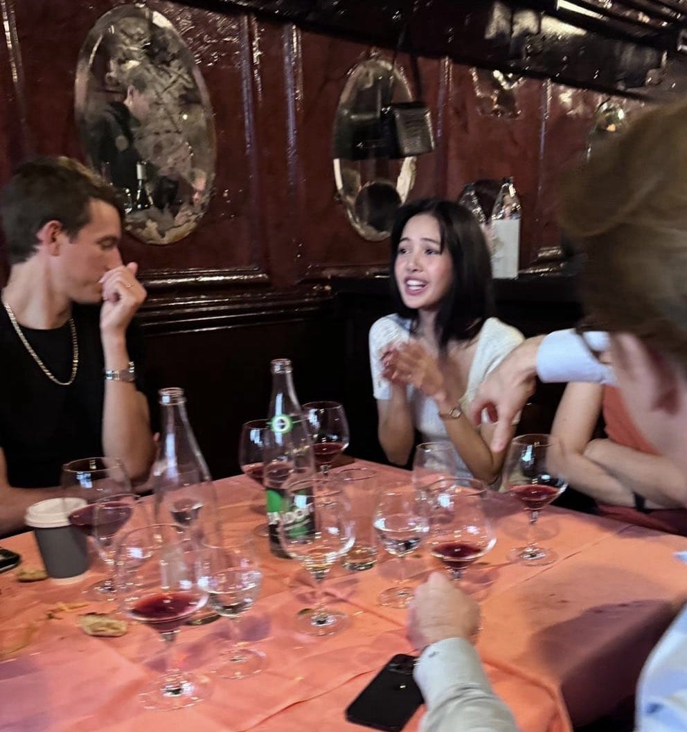 Lisa BLACKPINK duduk di samping Alexandre Arnault. Foto: Dok. X @fredericslisa