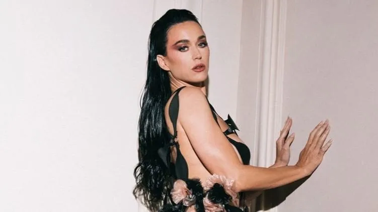 Katy Perry Jadi Sorotan, Pakai Gaun Bolong-Bolong di Acara Vogue