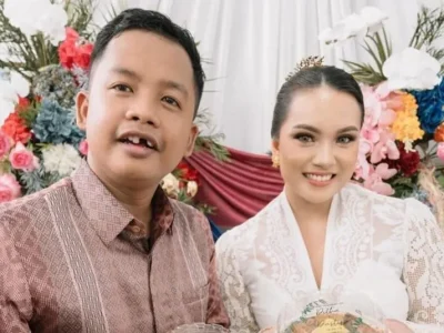Dustin Tiffani dan Ditha Rizki Amalia saat acara lamaran. Foto: Dok. Instagram @jhonsss24