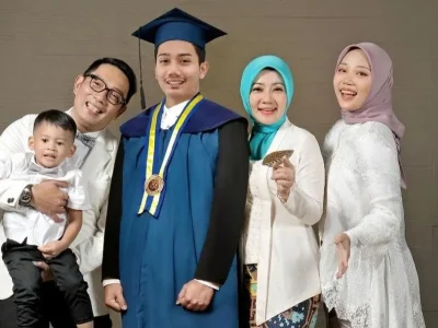 Foto Ridwan Kamil bersama keluarga saat merayakan wisuda mendiang Eril. Foto: Dok. Instagram @ataliapr