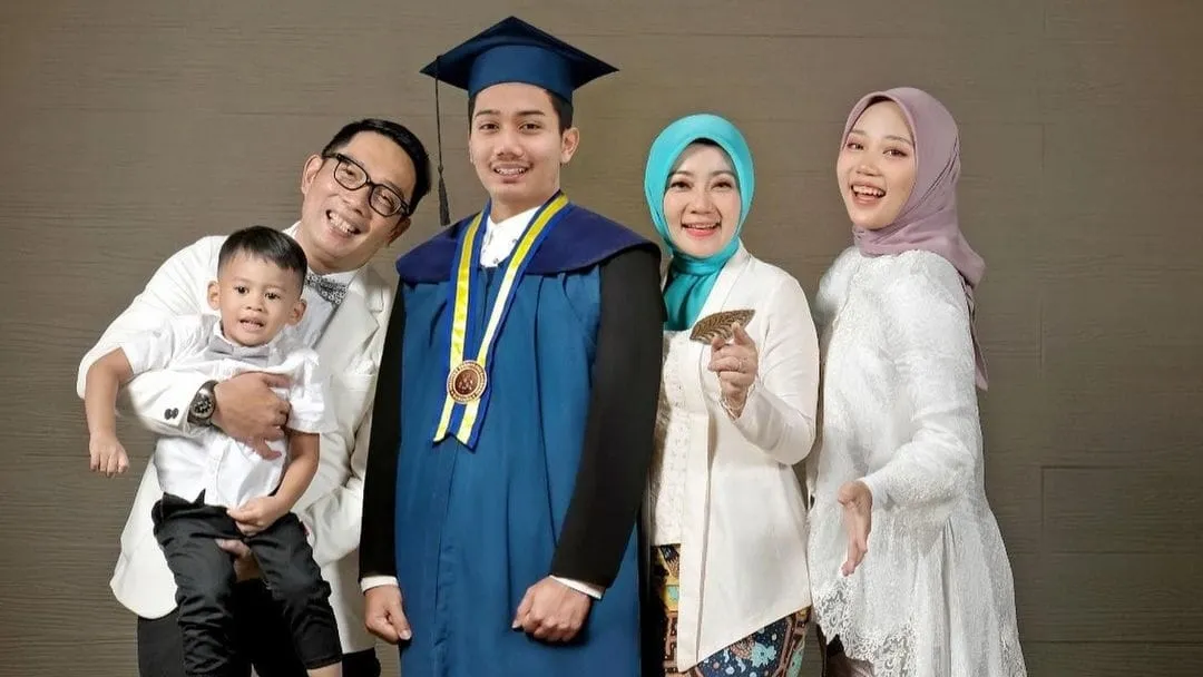 Ultah Mendiang Eril, Ridwan Kamil dan Istri Doa Di Sungai Aare